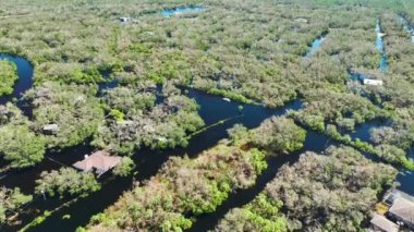 Etrafı Ian Kasırgası ile çevrili sel suları Florida yerleşim bölgesindeki evleri sarıyor. Doğal afetin sonuçları..