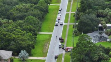 American Caddesi 'ndeki kazaya müdahale eden acil servis personeli ve araçların bulunduğu kaza alanının üzerinden görüntüyü alın. ABD 'nin banliyö yolunda araba kazası kurbanlarına ilk yardım ekipleri.