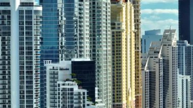 Sunny Isles Beach City 'deki Atlantik Okyanusu kıyısındaki lüks otellerin ve apartmanların manzarası. Güney Florida 'daki Amerikan turizm altyapısı.