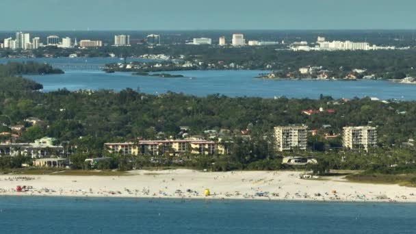 소타에 시에스타 모래사장 조경을 관광객들은 멕시코만의 물에서 수영하고 플로리다의 뜨거운 — 비디오