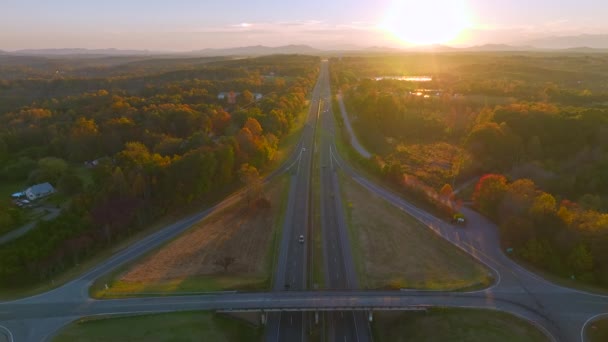 Luftaufnahme Der Autobahnüberführung Kreuzung Mit Schnell Fahrenden Autos Und Lastwagen — Stockvideo