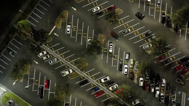 许多停放着汽车的大停车场的空中景观 超级中心商场的黑暗停车场 设有车辆位置及方向的线条及标记 — 图库视频影像