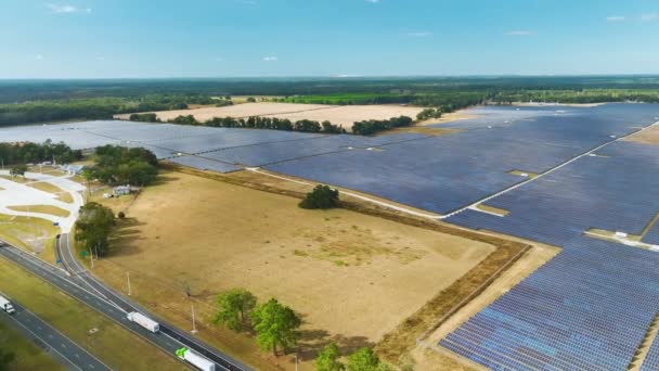 Luchtfoto Van Een Grote Duurzame Elektriciteitscentrale Met Rijen Fotovoltaïsche Zonnepanelen — Stockvideo