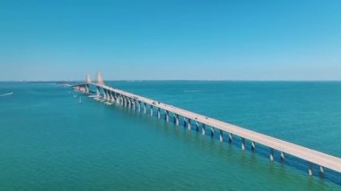 Florida 'daki Tampa Körfezi üzerindeki Sunshine Skyway Köprüsü' nün hava görüntüsü. Ulaşım altyapısı kavramı.