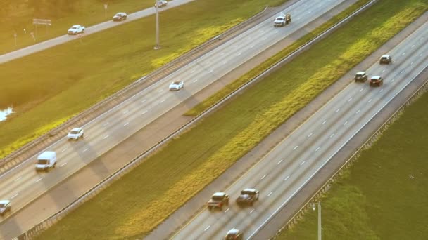 새벽에 빠르게 이동하는 고속도로야 장거리 여행을 시스템 — 비디오
