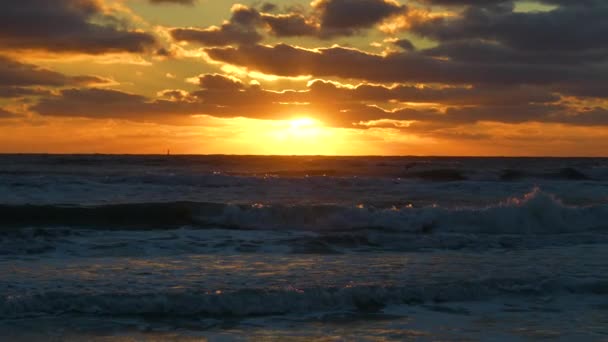 Вечірній Пейзаж Морських Хвиль Води Дроблення Піщаному Пляжі Заході Сонця — стокове відео