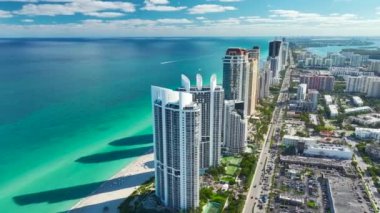 Atlantik Okyanusu kıyısında Sunny Isles Sahili 'nde pahalı oteller ve apartmanlar ve yoğun sokak trafiği. Güney Florida 'daki Amerikan turizm altyapısı.
