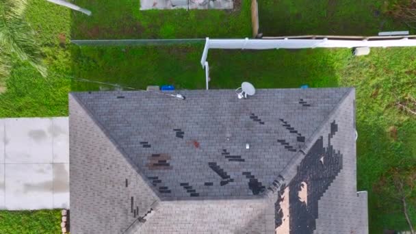 Hurikán Ian Poškodil Střechu Domu Pokrytou Ochrannou Plastovou Plachtou Proti — Stock video