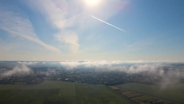 从上面俯瞰着被浮肿的晨雾覆盖的风景 冷湿空气在雨云中凝结 — 图库视频影像