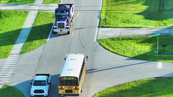 美国传统的黄色校车在乡村街道上开着车 在清早接孩子们去上课 美国的公共交通 — 图库视频影像