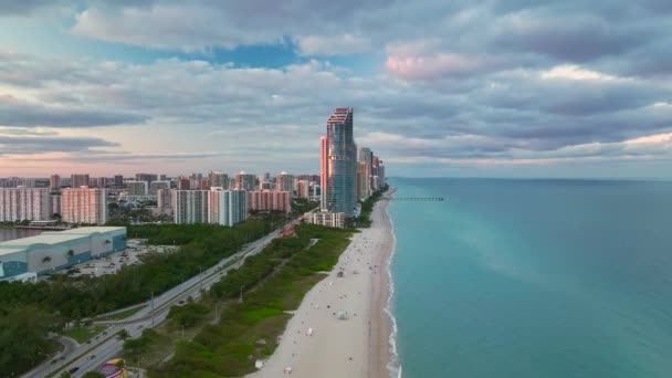 Widok Góry Luksusowych Wysokich Hoteli Apartamentów Wybrzeżu Oceanu Atlantyckiego Sunny — Wideo stockowe