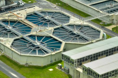 Kentsel atık su arıtma tesisindeki modern su temizleme tesisinin havadan görüntüsü. İstenmeyen kimyasalların, askıya alınmış katı maddelerin ve gazların kirlenmiş sıvılardan çıkarılması süreci.