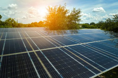 Güneş panellerinin havadan görünüşü park yerinin gölgelik çatısı olarak yerleştirildi. Etkili temiz elektrik üretimi için park edilmiş arabalar için. Fotovoltaik teknoloji şehir altyapısına entegre edildi.
