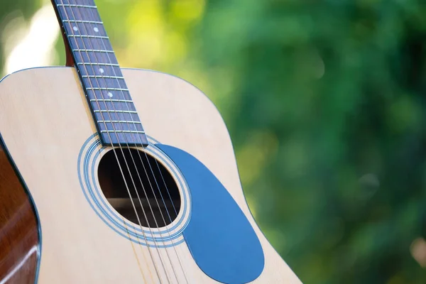 Acoustic Guitar Outdoors Greenery Background Concept Calm Music — Foto de Stock