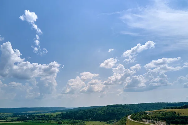 Letecký Výhled Jasnou Modrou Oblohu Nad Zeleně Obdělávanými Zemědělskými Poli — Stock fotografie