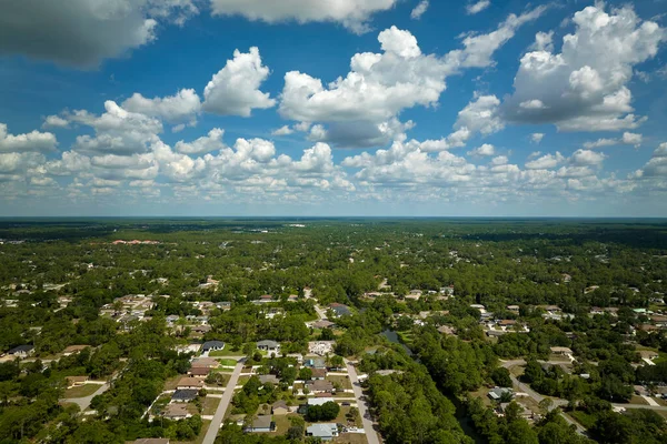 Вид Воздуха Пригородные Частные Дома Между Зелеными Пальмами Флориде — стоковое фото