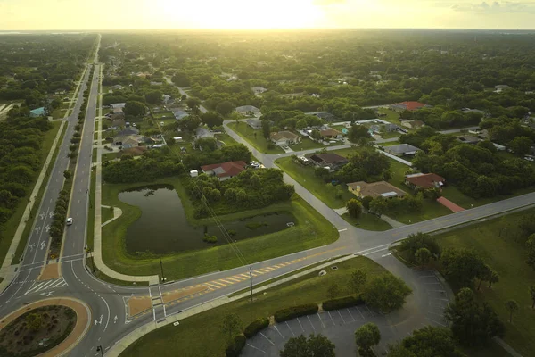 Luftaufnahme Eines Amerikanischen Vorortgebiets Mit Kreisverkehrskreuzung Ländlichen Raum Mit Fahrendem — Stockfoto