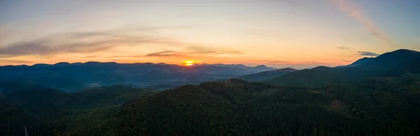 Вид Воздуха Темные Горные Холмы Яркими Солнечными Лучами Заходящего Солнца — стоковое фото