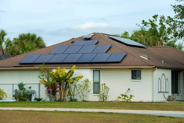 Widok Powietrza Regularnego Amerykańskiego Dachu Domu Niebieskimi Panelami Słonecznymi Fotowoltaicznymi — Zdjęcie stockowe