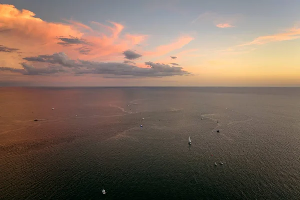 Veduta Aerea Piccoli Yacht Tramonto Galleggianti Onde Marine Con Superficie — Foto Stock