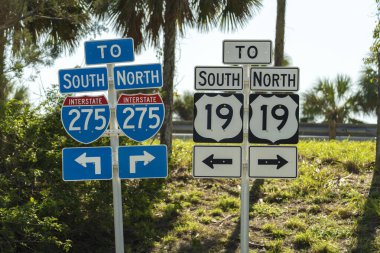 Florida 'daki Tampa Körfezi bölgesine giden I-275 otoyoluna giden yolu gösteren mavi bir işaret..