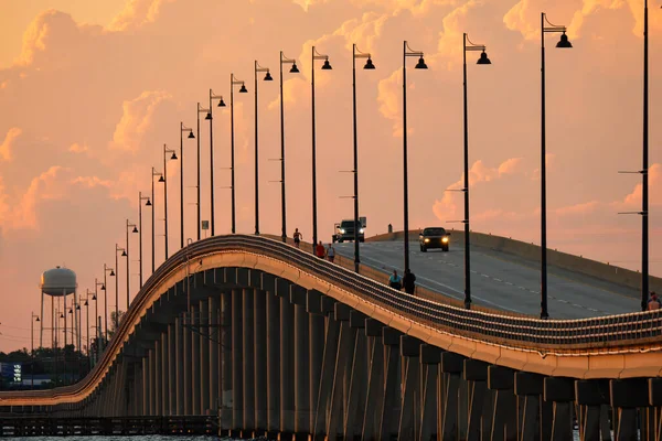 フロリダ州のバロン コリアー橋とギルクライスト橋は交通量が多い シャーロット郡の交通インフラは プンタ ゴーダとポート シャーロットをピース川に接続している — ストック写真