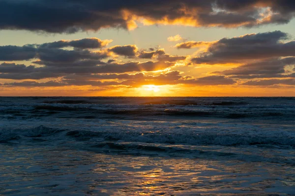 Evening Landscape Sea Water Waves Crushing Sandy Beach Sunset — Foto de Stock