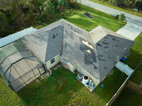 飓风伊恩摧毁了佛罗里达州居民区的房屋屋顶 自然灾害及其后果 — 图库照片