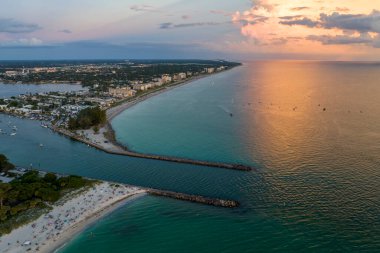 ABD 'nin Sarasota eyaletindeki Nokomis plajı ve Güney ve Kuzey Jetty' nin hava manzarası. Birçok insan tatillerini körfez suyunda yüzerek ve gün batımında sıcak Florida güneşinde dinlenerek geçiriyor..