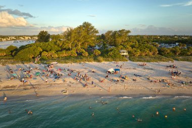 Sarasota County, ABD 'deki Nokomis plajının havadan görüntüsü. Birçok insan tatillerini körfez suyunda yüzerek ve gün batımında sıcak Florida güneşinde dinlenerek geçiriyor..
