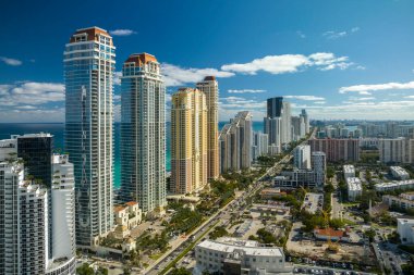 Atlantik Okyanusu kıyısındaki lüks otelleri ve apartmanları olan Sunny Isles Beach şehrinin hava manzarası. Güney Florida 'daki Amerikan turizm altyapısı.