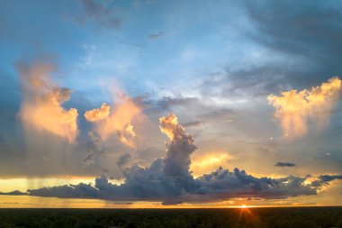 Akşam gökyüzünde fırtınadan önce Cumulonimbus bulutları oluşuyor. Gün batımında değişen fırtınalı bulutlu hava.