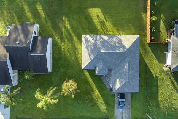 位于佛罗里达州宁静住宅区的美国郊区小城镇的空中景观 在绿色棕榈树之间有私人住宅 — 图库照片