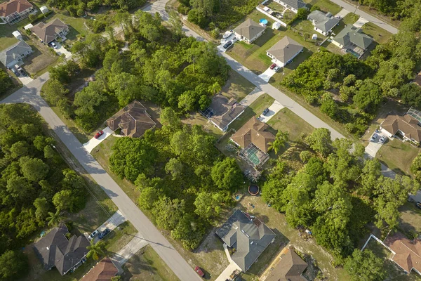Luftaufnahme Einer Vorortlandschaft Mit Privathäusern Zwischen Grünen Palmen Einer Ruhigen — Stockfoto
