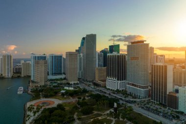Florida, ABD 'de Miami Brickell şehir merkezinin akşam manzarası. Modern Amerikan megapolis 'inde karanlık yüksek gökdelen binaları olan gökyüzü..