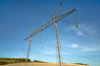 Elektrik hatları olan yüksek voltaj kulesi elektrik enerjisini kablolardan geçiriyor..