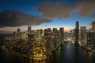 Florida, ABD 'de Miami Brickell şehir merkezinin gece şehir manzarası. Modern Amerikan megapolis 'indeki parlak gökdelen binalarıyla gökdelenler..