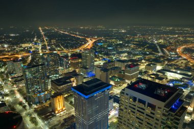 Florida, ABD 'nin Tampa şehrinin şehir merkezindeki gece şehir manzarası. Modern Amerikan megapolis 'indeki parlak gökdelen binalarıyla gökdelenler..