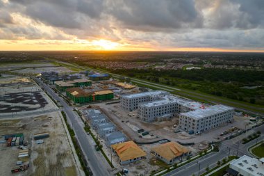 Yeni gelişmekte olan banliyö bölgesinde inşaat halindeki apartmanların üst görüntüsü. Amerikan banliyölerinde konut geliştirme. ABD 'de emlak piyasası.