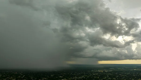 Dunkle Gewitterwolken Trüben Himmel Während Der Regenzeit Über Dem Stadtgebiet — Stockfoto