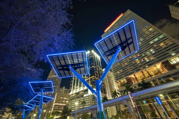 Moderní Neonové Osvětlení Městských Ulic Solárními Fotovoltaickými Panely Pro Napájení — Stock fotografie