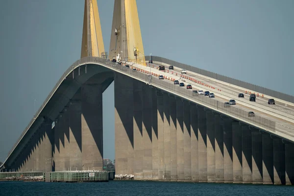 Sunshine Skyway Bridge Sopra Tampa Bay Florida Con Traffico Movimento — Foto Stock