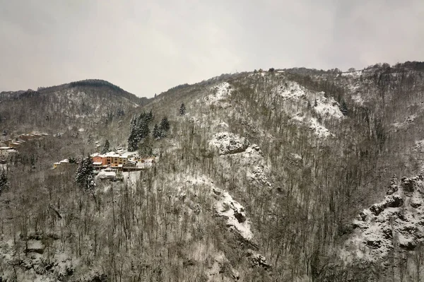Παραδοσιακές Ορεινές Απομακρυσμένες Καμπίνες Και Σπίτια Χειμερινά Υψίπεδα — Φωτογραφία Αρχείου