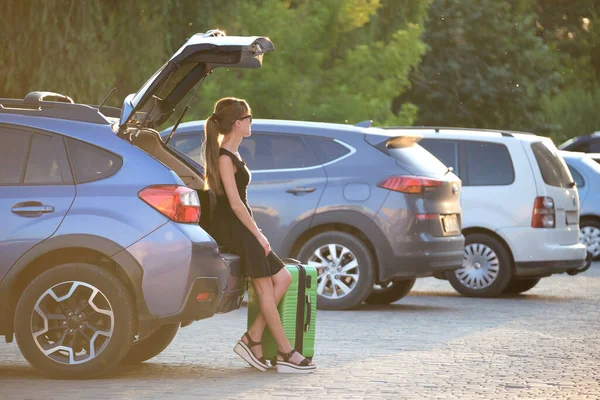 Junge Frau Mit Koffertasche Wartet Neben Auto Reise Und Urlaubskonzept — Stockfoto