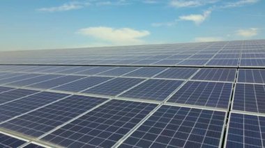 Sanayi binasının çatısına yeşil ekolojik elektrik üretmek için monte edilen mavi fotovoltaik güneş panellerinin hava görüntüsü. Sürdürülebilir enerji konsepti üretimi.