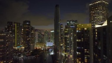 Florida, ABD 'de Miami Brickell şehir merkezinin hava görüntüsü. Modern Amerika 'nın orta kesimindeki parlak gökdelen binaları.