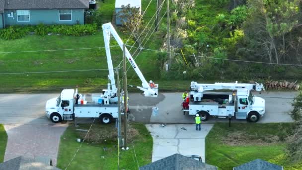 フロリダ郊外のハリケーン イーンの後に損傷した電力線を修復する電気工事家の労働者の空中ビュー — ストック動画