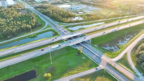 Повітряний Вид Автострад Перекриває Єднання Автомобілями Вантажівками Швидко Рухаються Інфраструктура — стокове відео