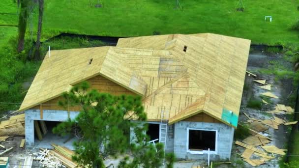 フロリダ州静かな農村地域で建設中の木造屋根フレームと郊外の民家の空中ビュー — ストック動画