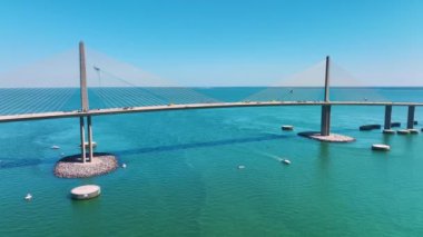 Florida 'daki Tampa Körfezi üzerindeki Sunshine Skyway Köprüsü' nün hava görüntüsü. Ulaşım altyapısı kavramı.